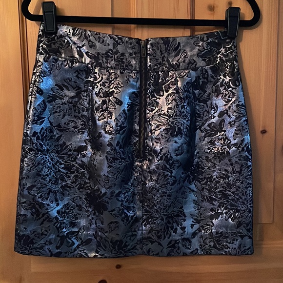 Floral Metallic Silver and Black Zip back mini skirt - Picture 3 of 5